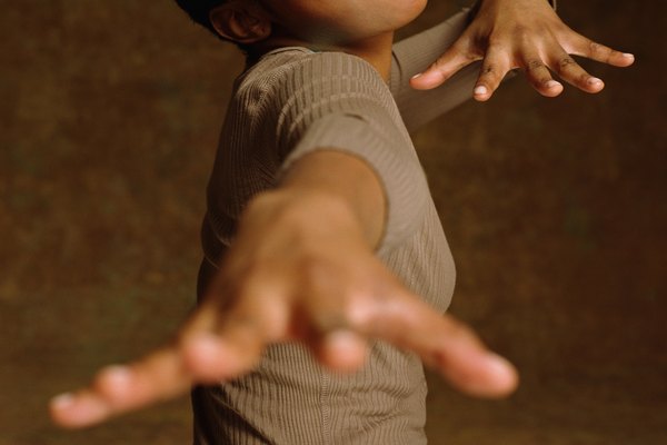 Cantar mientras haces la coreografía puede ayudarte a recordar rápidamente los movimientos.