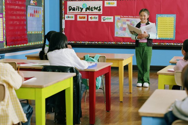 Los estudiantes suelen memorizar los diálogos y repetirlos frente a la clase.