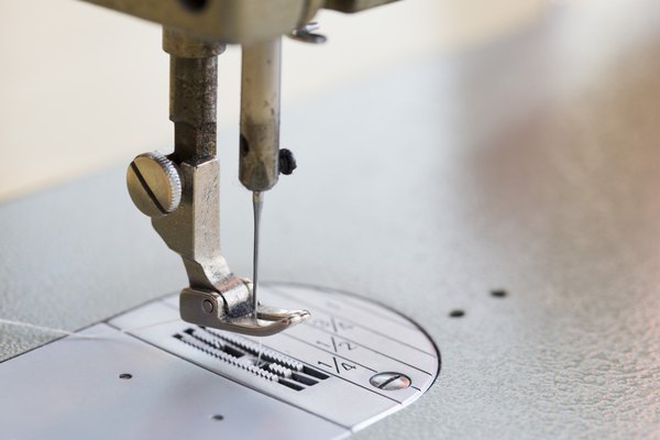Aprende a usar una máquina de coser para hacer tus propias reparaciones de ropa.