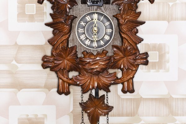 La escena tradicional natural tallada en un reloj cucú Selva Negra.