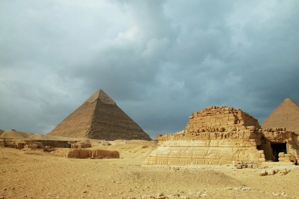 Construye un modelo de las pirámides de Egipto.