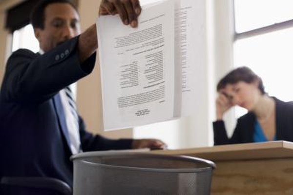 Creatas Images/Creatas/Getty Images Listar trabajos anteriores de la forma incorrecta puede ocasionar que tu currículum vitae vaya a la trituradora de papel.