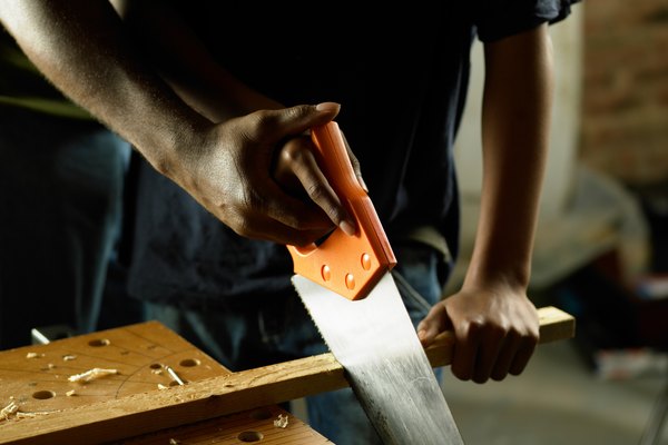 Construye los muros de la vía con madera balsa o cartón.