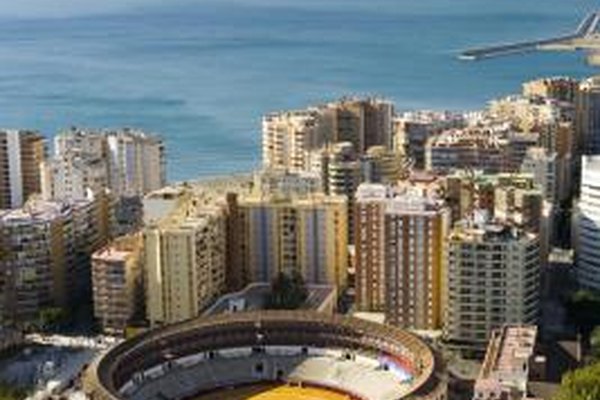 Jupiterimages/Pixland/Getty Images Bancos, compañías de seguros, aerolíneas y compañías de muchas otras industrias han comprado los derechos para colocar el nombre de su compañía, y han enmarcado edificios como teatros y estadios deportivos.