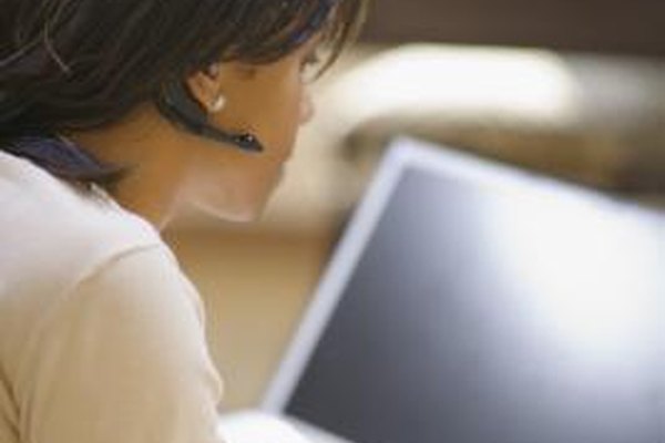 Jupiterimages, Brand X Pictures/Brand X Pictures/Getty Images El uso de un auricular USB con tu equipo de trabajo proporciona privacidad para conversaciones de trabajo.