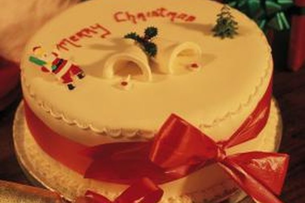 Stockbyte/Stockbyte/Getty Images Las dodas, aniversarios y celebraciones de las fiestas a menudo cuentan con tortas decoradas como el centro de atracción.
