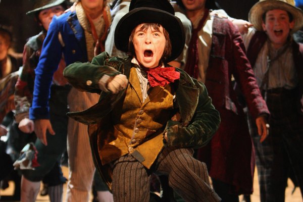 Ambas producciones, la de la pantalla y la del teatro del musical Oliver fueron grandes éxitos.