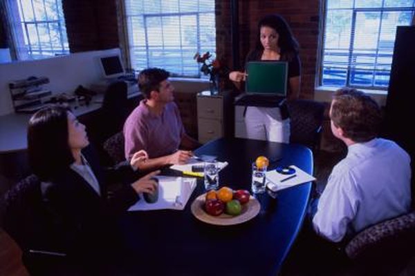 Thinkstock Images/Comstock/Getty Images Forma una corporación al iniciar un negocio de tarjetas para separar el negocio de tus bienes personales.