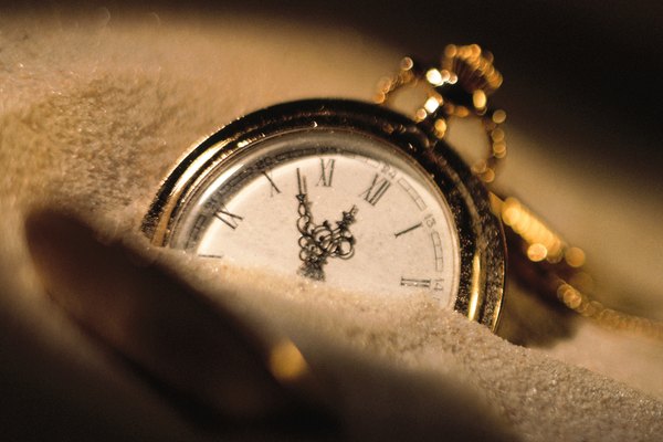 Si tu reloj desarrolla humedad debajo de la luneta de cristal, llévalo a un joyero para una consulta.