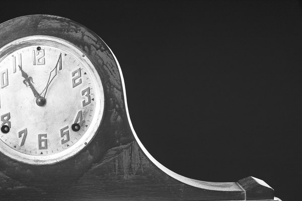 Los relojes de estante de chimenea negros son relojes de madera de ébano-como la pintura de esmalte.