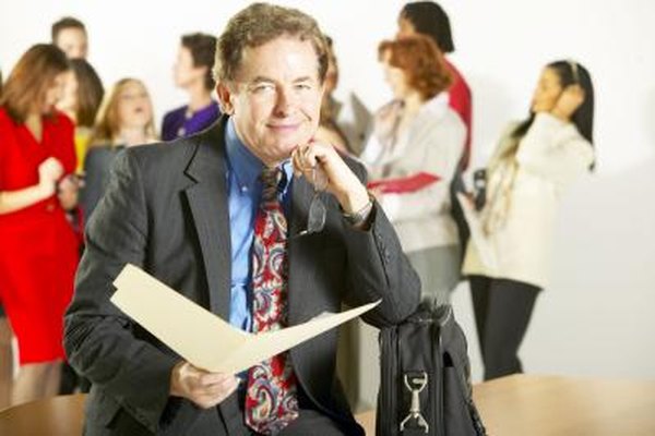 Jupiterimages/Photos.com/Getty Images Una entrevista realizada para contratar a un director ejecutivo suele durar una hora, durante la cual la junta le hace al candidato cuatro o cinco preguntas eficaces.