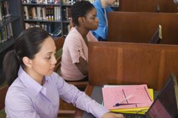 Creatas Images/Creatas/Getty Images Los estudiantes premédicos deben satisfacer ciertos requisitos para su especialización, así como ser admitidos a la escuela médica.