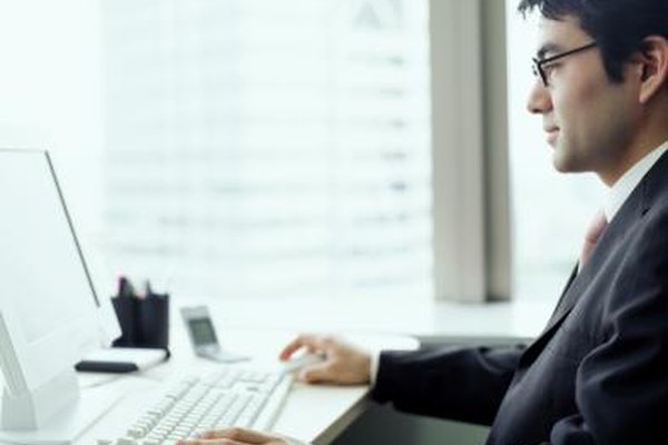 Ryan McVay/Digital Vision/Getty Images El desarrollo de un sitio e-commerce requiere tiempo y experiencia, pero gran parte del trabajo del desarrollo del sitio se produce antes de que cualquiera de tu equipo diseñe páginas o escriba código.