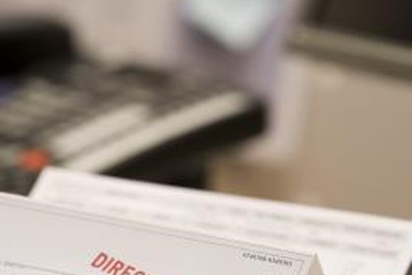 Comstock Images/Comstock/Getty Images Los salarios de los empleados, más allá del método, se suelen pagar con un cheque o un depósito bancario directo.