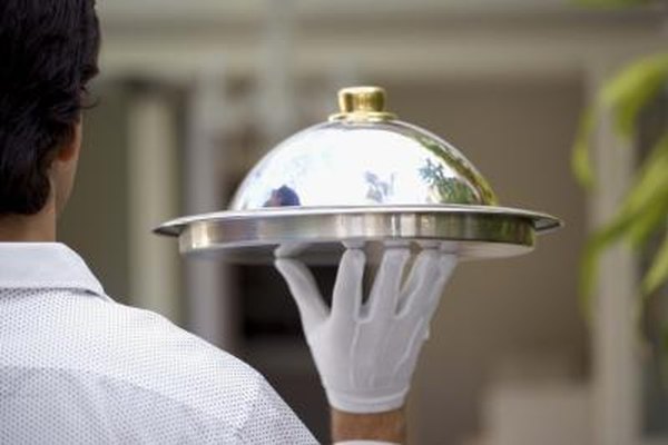 Jupiterimages/Goodshoot/Getty Images A menudo tiene más sentido aplicar la estrategia de precios diferenciales a productos intangibles por la variación de los costos que los distintos consumidores pueden afrontar.