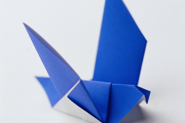 El origami consiste en hacer figuras con papel.
