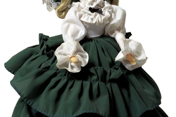 Las muñecas de porcelana solían ser vestidas según la moda de la época.