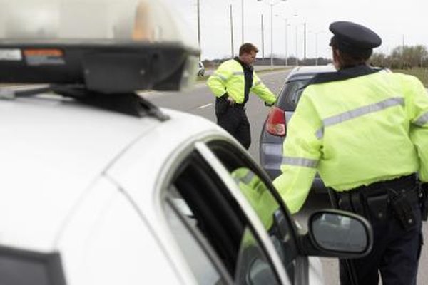 Jupiterimages/Photos.com/Getty Images Muchos oficiales de policía pasan la mayor parte de su tiempo haciendo cumplir las leyes de tránsito.