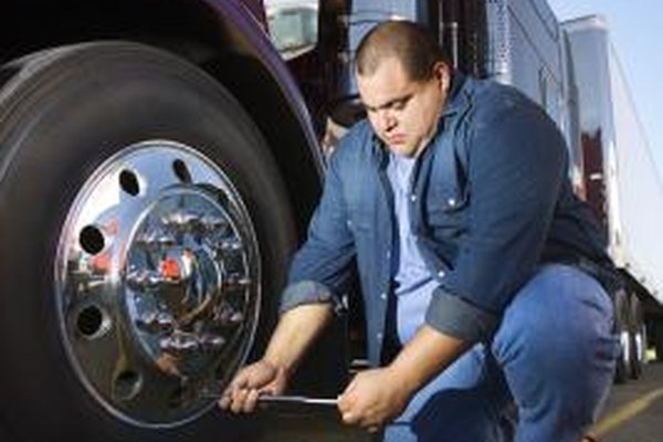 Thinkstock Images/Comstock/Getty Images Los camioneros pueden reclamar deducciones fiscales para el mantenimiento de vehículos y otros gastos relacionados con el trabajo.