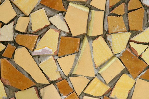 Los mosaicos de cerámica agregan un toque decorativo a los objetos comunes.