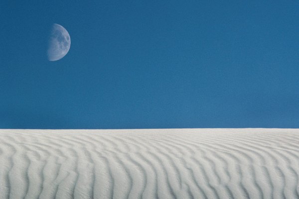 La luna es más visible en los días con un cielo claro y sin nubes.