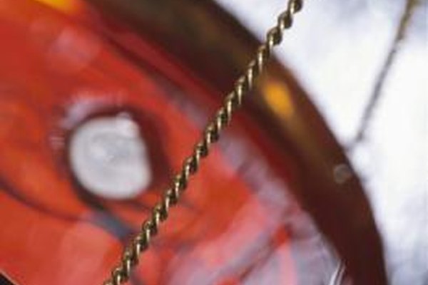 Hemera Technologies/AbleStock.com/Getty Images El costo total de producción depende del número de unidades producidas, pero también hay otros gastos corrientes de funcionamiento de la empresa.