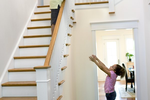 Una escalera en forma de L cambia las direcciones de la estructura de la escalera.