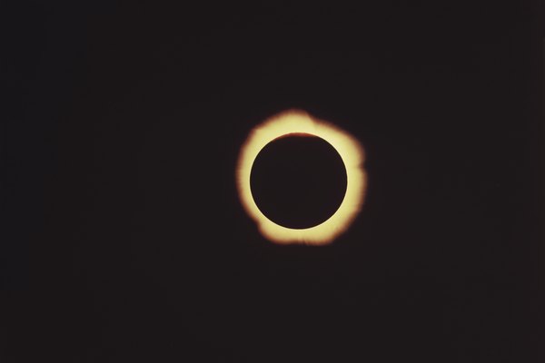 Durante un eclipse solar, la luna bloquea la luz solar en una parte de la Tierra.