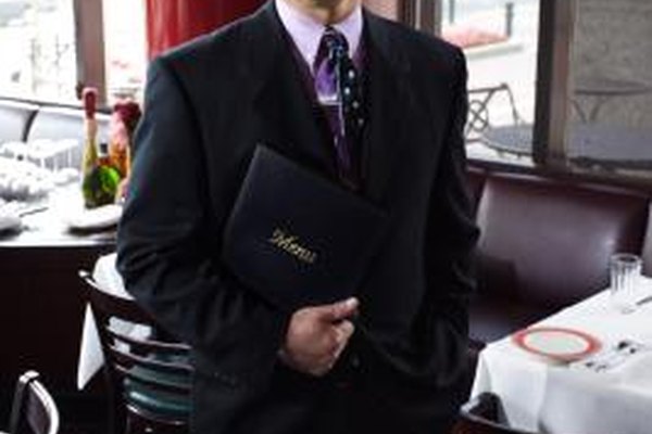Thinkstock/Comstock/Getty Images Los gerentes de restaurantes son pagados para mejorar las ventas y el tráfico de clientes en sus unidades.