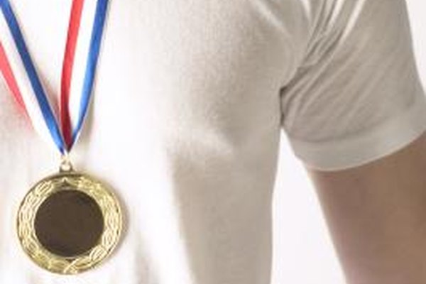 Hemera Technologies/AbleStock.com/Getty Images Una evaluación de desempeño incluye información que el empleado y el administrador pueden utilizar para crear un plan de desarrollo profesional para el empleado
