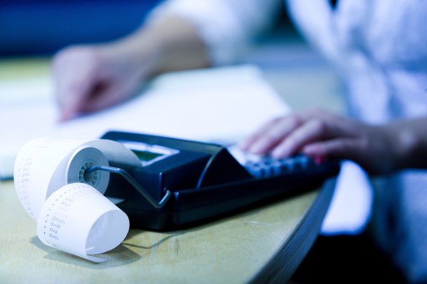 Los auditores externos hacen el mismo tipo de control de documentos y análisis, pero las empresas sólo los contratan para un proyecto específico.