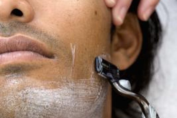 Jupiterimages/Goodshoot/Getty Images Los fabricantes de productos de afeitar a menudo utilizan la versión de gancho y cebo de precios de penetración.