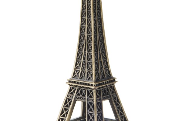 Una gran manera de añadir iluminación romántica a una habitación e incorporar un centro de mesa de la Torre Eiffel.
