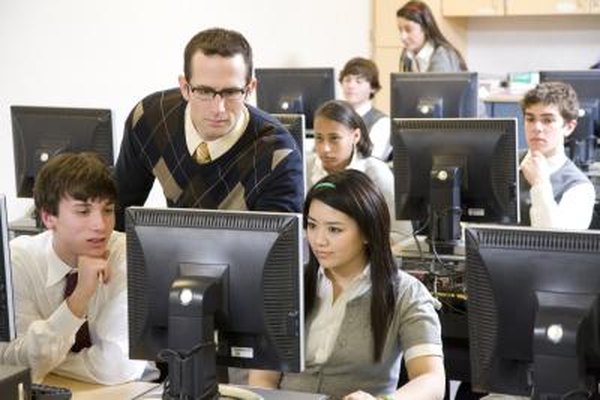 Jetta Productions/Lifesize/Getty Images Contribuye a la actualización de los empleados que trabajan en las empresas de tu ciudad abriendo una escuela de cómputo.