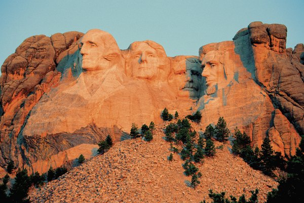 El Monte Rushmore es un ejemplo de escultura en relieve.
