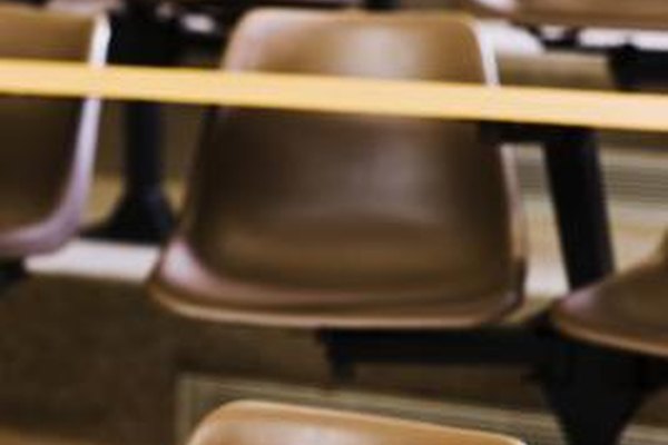 Jupiterimages/BananaStock/Getty Images Existe ayuda financiera disponible para los estudiantes que desean trabajar para organizaciones sin fines lucro.