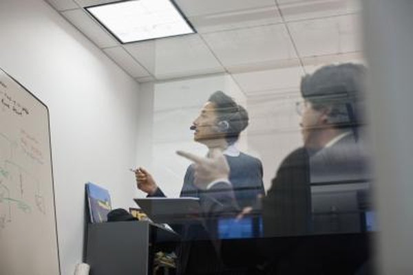 Todd Warnock/Photodisc/Getty Images Una desinversión corporativa se produce cuando una empresa constituida vende activos significativos.