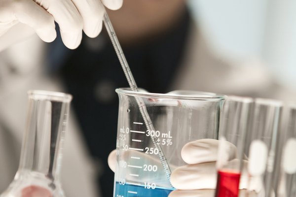 La función principal de la catalasa es oxidar y descomponer el peróxido de hidrógeno que se crea dentro de las células.