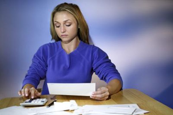 Thinkstock/Comstock/Getty Images Para calcular los costos de producción, debes considerar los costos de materiales y mano de obra por separado.