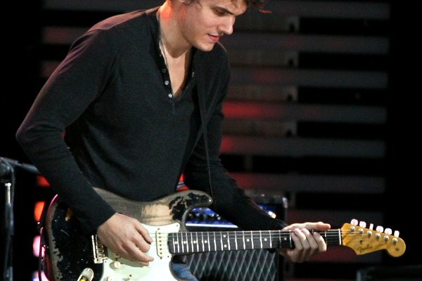 John Mayer tocando una Fender Stratocaster envejecida.