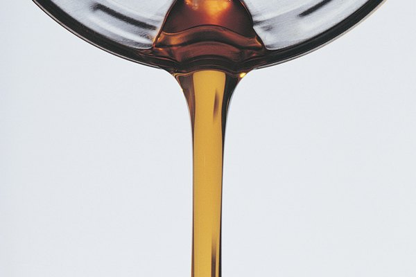 Algunos fluidos como la miel son espesos, fluyen lentamente y tienen una alta viscosidad.
