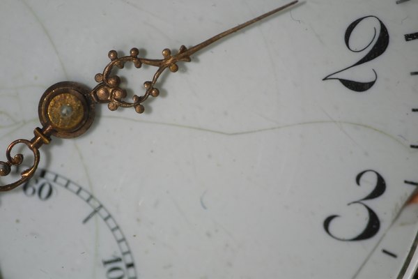 Otra forma de identificar tu reloj antiguo es ver cómo está hecho.