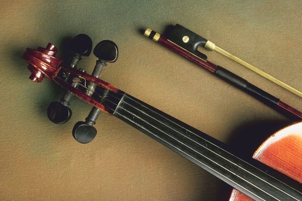En caso de necesario, utiliza una guitarra para afinar un violín.
