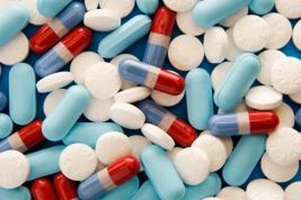 Jupiterimages/Photos.com/Getty Images Los ingenieros farmaceúticos requieren de permanecer a la par de las regulaciones de drogas más recientes.