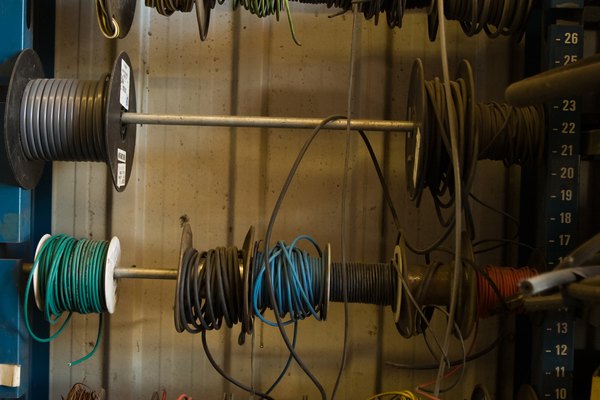 Los cables contienen varios cables diferentes envueltos juntos en un aislador.