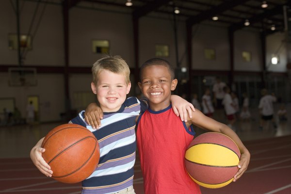 Que las pelotas sean más pequeñas es solo una de las modificaciones del mini baloncesto.
