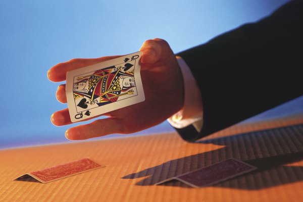 Contar una historia con cartas es una gran manera de combinar la participación de la audiencia, la atracción y las pistas visuales en un paquete de entretenimiento.