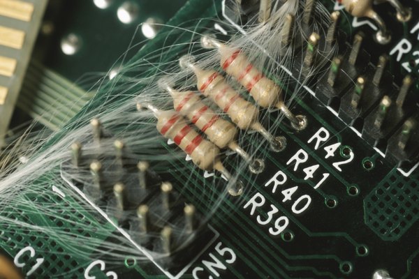 Un circuito de CC es un tipo de circuito eléctrico en el cual todos los componentes tienen la misma cantidad de corriente eléctrica que fluye a través de cada componente en el circuito completo.