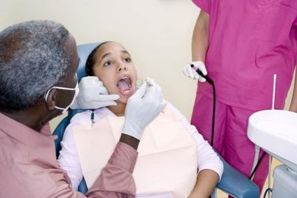 Creatas Images/Creatas/Getty Images Los dentistas aprenden a evaluar y asesorar a los pacientes con un programa acreditado en una escuela de odontolgía.