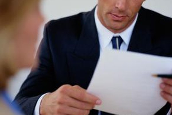 Ryan McVay/Photodisc/Getty Images Las descripciones de empleo atraen a los solicitantes calificados, asisten las evaluaciones de desempeño y justifican los aumentos de sueldo.